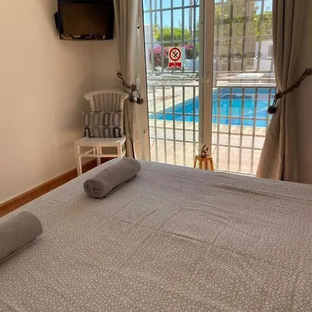 4-bed Bungalow With Private Pool & Parking 厄尔梅达诺